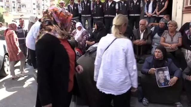 Oturma eylemi yapan Diyarbakır annelerine destek ziyareti Oturma eylemi yapan Diyarbakır annelerine destek ziyareti