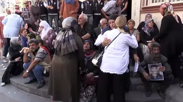 Oturma eylemi yapan Diyarbakır annelerine destek ziyareti Oturma eylemi yapan Diyarbakır annelerine destek ziyareti