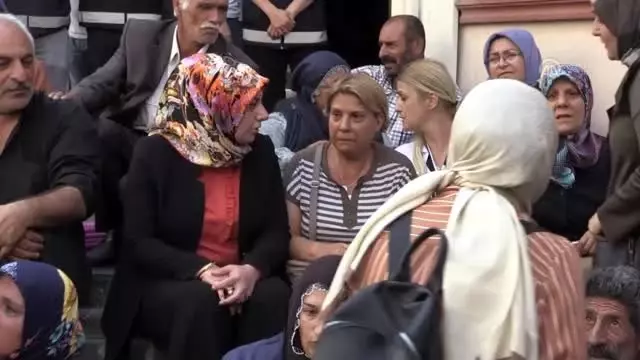 Oturma eylemi yapan Diyarbakır annelerine destek ziyareti Oturma eylemi yapan Diyarbakır annelerine destek ziyareti
