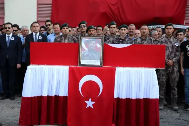Şehit Özel Harekat Müdürü memleketine uğurlandı Şehit Özel Harekat Müdürü memleketine uğurlandı