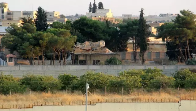 Ortak devriye öncesi PKK/PYD'li teröristler sınırdaki bez parçalarını söktü