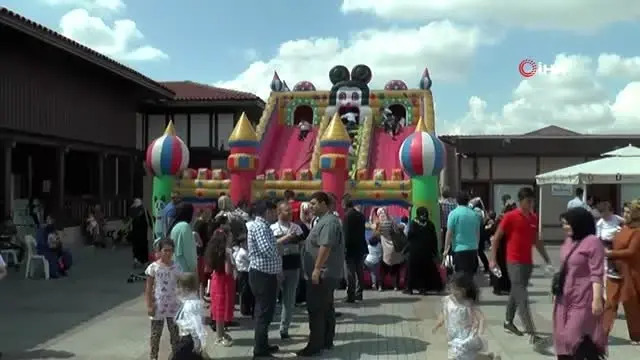 Üsküdar'da yüzlerce çocuk sünnet şöleninde erkekliğe ilk adımı attı