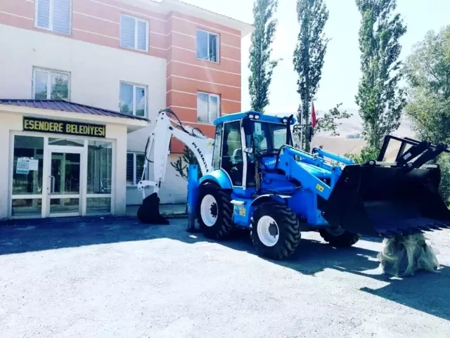 (Yeniden) Bakanlıktan Esendere Belediyesine 1 adet iş makinesi hibe edildi (Yeniden) Bakanlıktan Esendere Belediyesine 1 adet iş makinesi hibe edildi