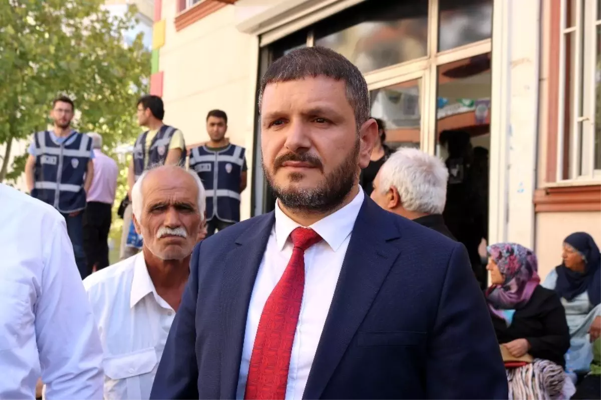 Yesevi Alperenler Derneği'nden oturma eylemine devam eden ailelere destek ziyareti