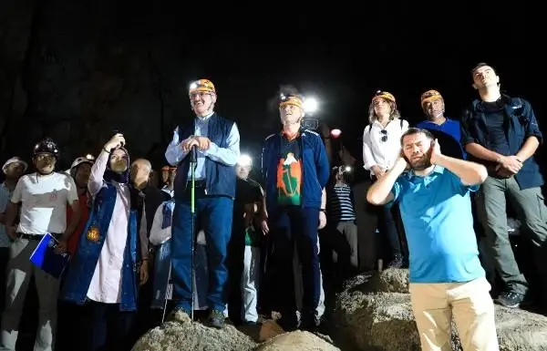 Antalya Valisi, 30 milyon yıllık mağarada ezan okutturdu Antalya Valisi, 30 milyon yıllık mağarada ezan okutturdu