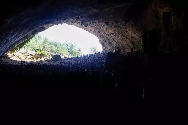 Antalya Valisi, 30 milyon yıllık mağarada ezan okutturdu Antalya Valisi, 30 milyon yıllık mağarada ezan okutturdu