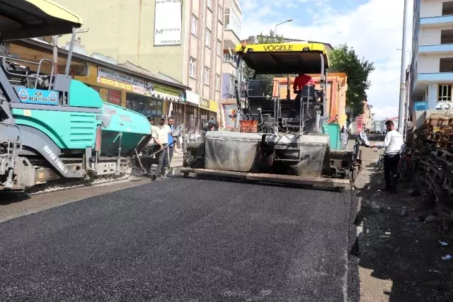 Ağrı'da asfalt çalışmaları devam ediyor