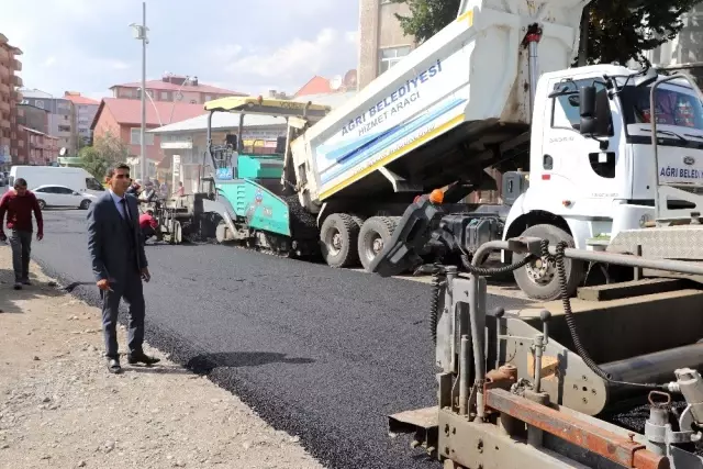 Ağrı'da asfalt çalışmaları devam ediyor