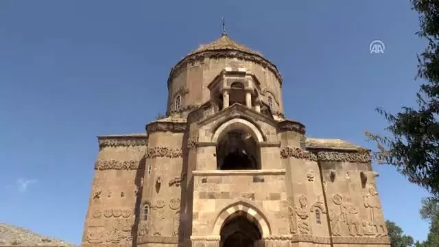 Akdamar Surp Haç Kilisesi'nde ayin yapıldı (2) Akdamar Surp Haç Kilisesi'nde ayin yapıldı (2)