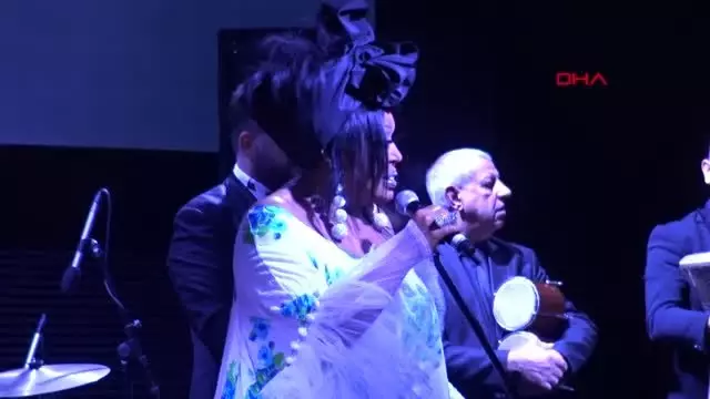 Bursa bülent ersoy, şarkılarını sevenleriyle birlikte söyledi Bursa bülent ersoy, şarkılarını sevenleriyle birlikte söyledi
