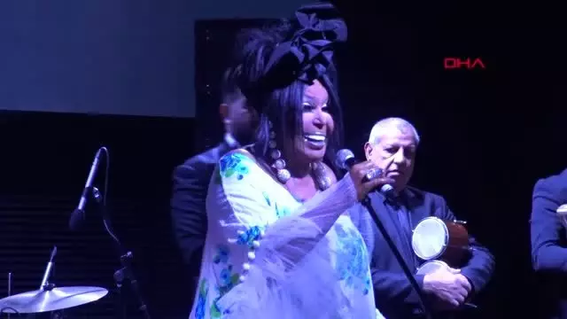 Bursa bülent ersoy, şarkılarını sevenleriyle birlikte söyledi Bursa bülent ersoy, şarkılarını sevenleriyle birlikte söyledi