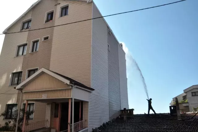 Çatı katında çıkan yangın mahalleliyi korkuttu Çatı katında çıkan yangın mahalleliyi korkuttu