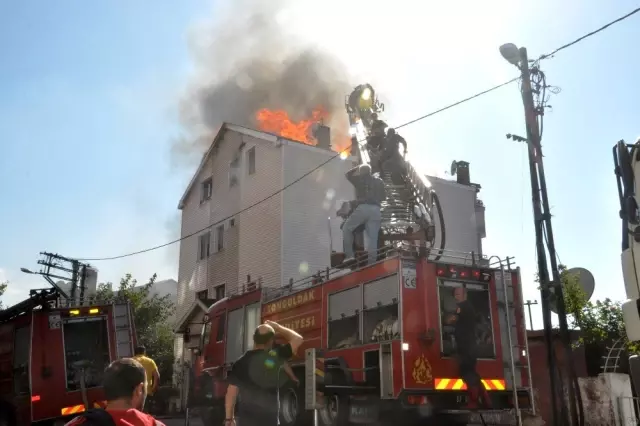 Çatı katında çıkan yangın mahalleliyi korkuttu Çatı katında çıkan yangın mahalleliyi korkuttu