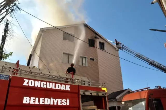 Çatı katında çıkan yangın mahalleliyi korkuttu Çatı katında çıkan yangın mahalleliyi korkuttu