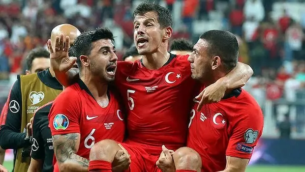 Emre Belözoğlu omuzlara alındı Emre Belözoğlu omuzlara alındı