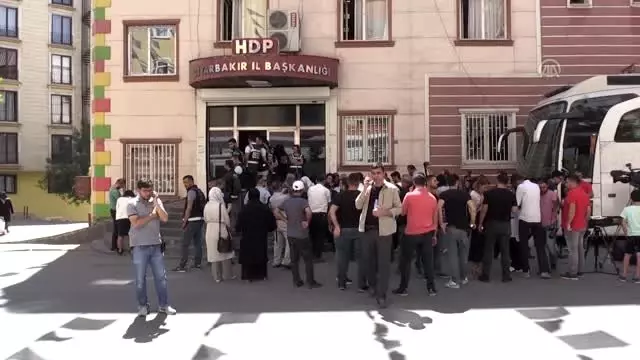 Evlatları için oturma eylemi yapan annelere sanatçılardan destek Evlatları için oturma eylemi yapan annelere sanatçılardan destek