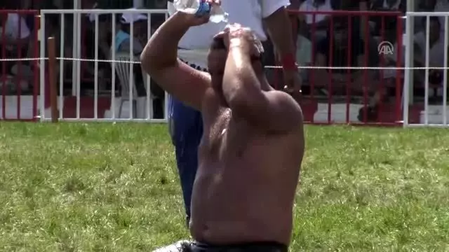 Hasta kızı için güreşti, yenilince gözyaşı döktü Hasta kızı için güreşti, yenilince gözyaşı döktü