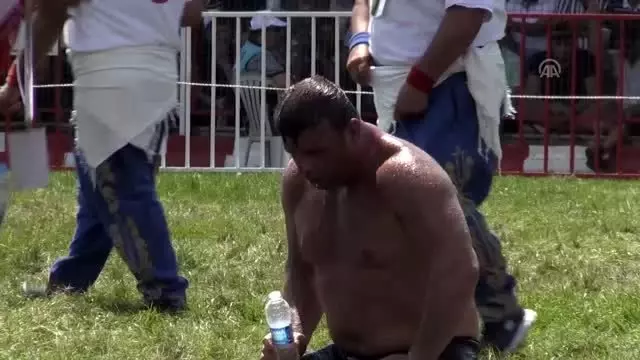 Hasta kızı için güreşti, yenilince gözyaşı döktü Hasta kızı için güreşti, yenilince gözyaşı döktü