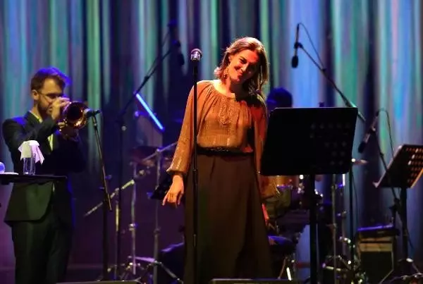 İzmir'de, monica molina rüzgarı İzmir'de, monica molina rüzgarı