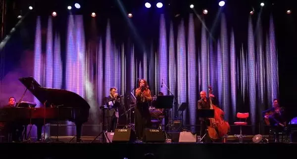 İzmir'de, monica molina rüzgarı İzmir'de, monica molina rüzgarı
