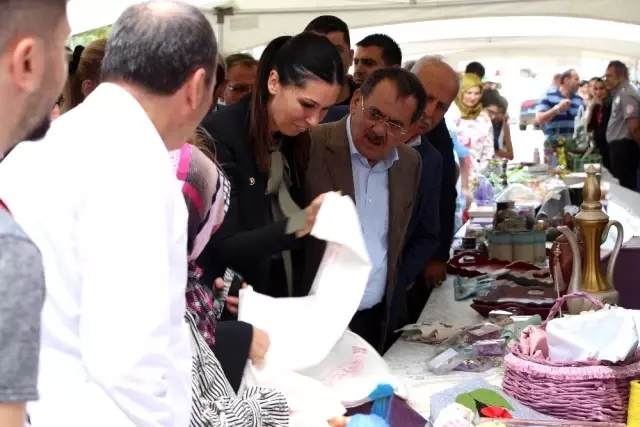 Karaaslan atıkları doğaya geri kazandıran sergiyi açtı Karaaslan atıkları doğaya geri kazandıran sergiyi açtı