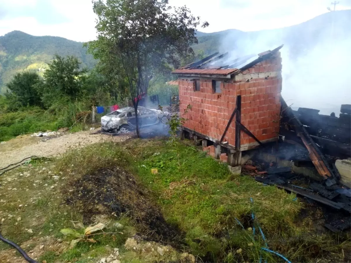 Sinop'ta alev alan araç evi yaktı
