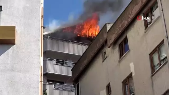 Zonguldak'ta bir evin çatı katı alev alev yandı Zonguldak'ta bir evin çatı katı alev alev yandı
