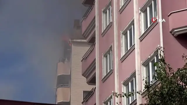 Zonguldak'ta bir evin çatı katı alev alev yandı Zonguldak'ta bir evin çatı katı alev alev yandı