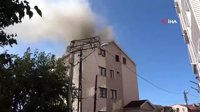 Zonguldak'ta bir evin çatı katı alev alev yandı Zonguldak'ta bir evin çatı katı alev alev yandı