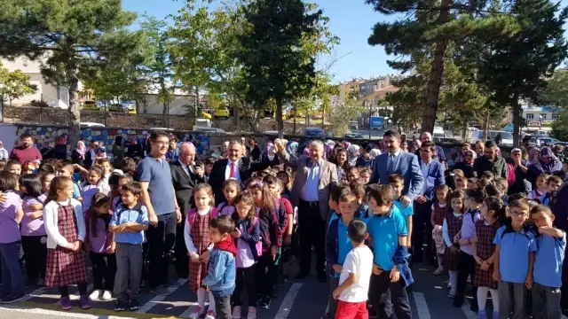 2019 2020 Eğitim Öğretim Yılının İlk Ders Zilini Kaymakam Duru ve Başkan Cabbar Çaldı 2019 2020 Eğitim Öğretim Yılının İlk Ders Zilini Kaymakam Duru ve Başkan Cabbar Çaldı