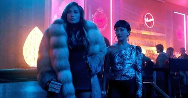 50 yaşındaki yıldız şarkıcı Jennifer Lopez, galaya iç çamaşırsız katıldı
