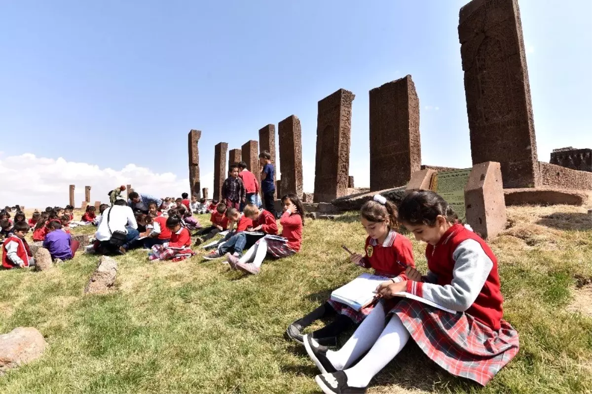 Ahlat'ta ilk ders zili, tarihi Selçuklu Mezarlığı'nda çaldı