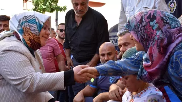 Aile, Çalışma ve Sosyal Hizmetler Bakanı Selçuk Diyarbakır'da eylem yapan anneleri ziyaret etti Aile, Çalışma ve Sosyal Hizmetler Bakanı Selçuk Diyarbakır'da eylem yapan anneleri ziyaret etti