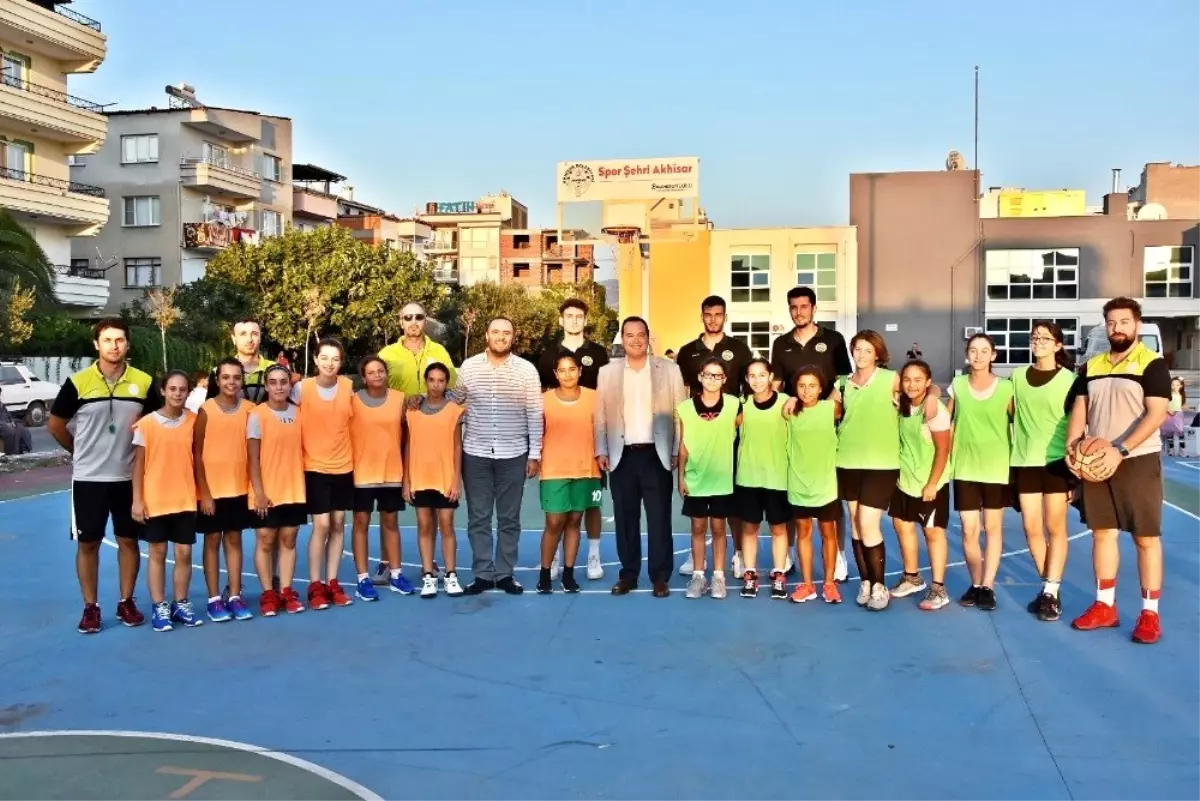 Akhisar sokaklarında basketbol coşkusu yaşandı