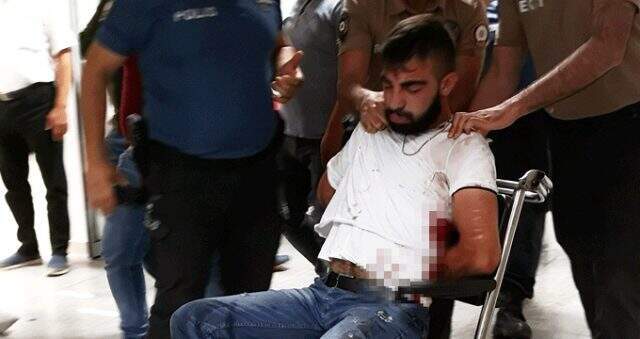Alkollü şahıs önce polisi darp etti, ardından kendisini kesti