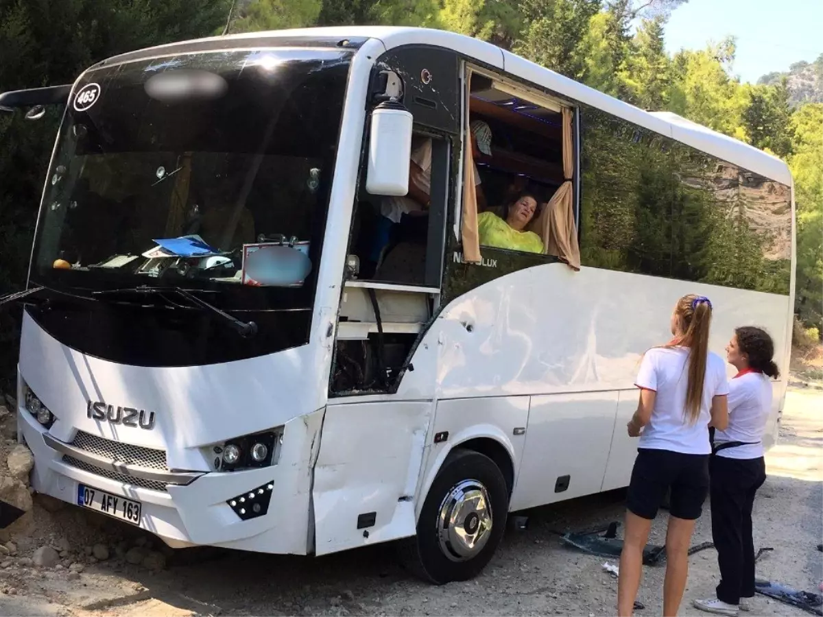 Antalya Da Yolcusunu Unutan Tur Otobusu Kaza Yapti 2 Yarali Haberler 3 Sayfa