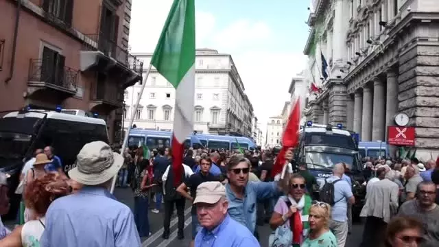Aşırı sağcı partiler erken seçim çağrısıyla meydanlara indi Aşırı sağcı partiler erken seçim çağrısıyla meydanlara indi