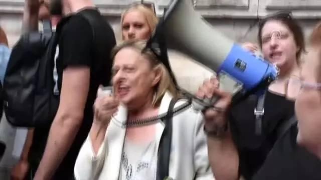 Aşırı sağcı partiler erken seçim çağrısıyla meydanlara indi Aşırı sağcı partiler erken seçim çağrısıyla meydanlara indi