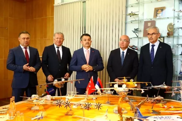 Bakan Pakdemirli, Moskova'da yangın uçağını bizzat denedi