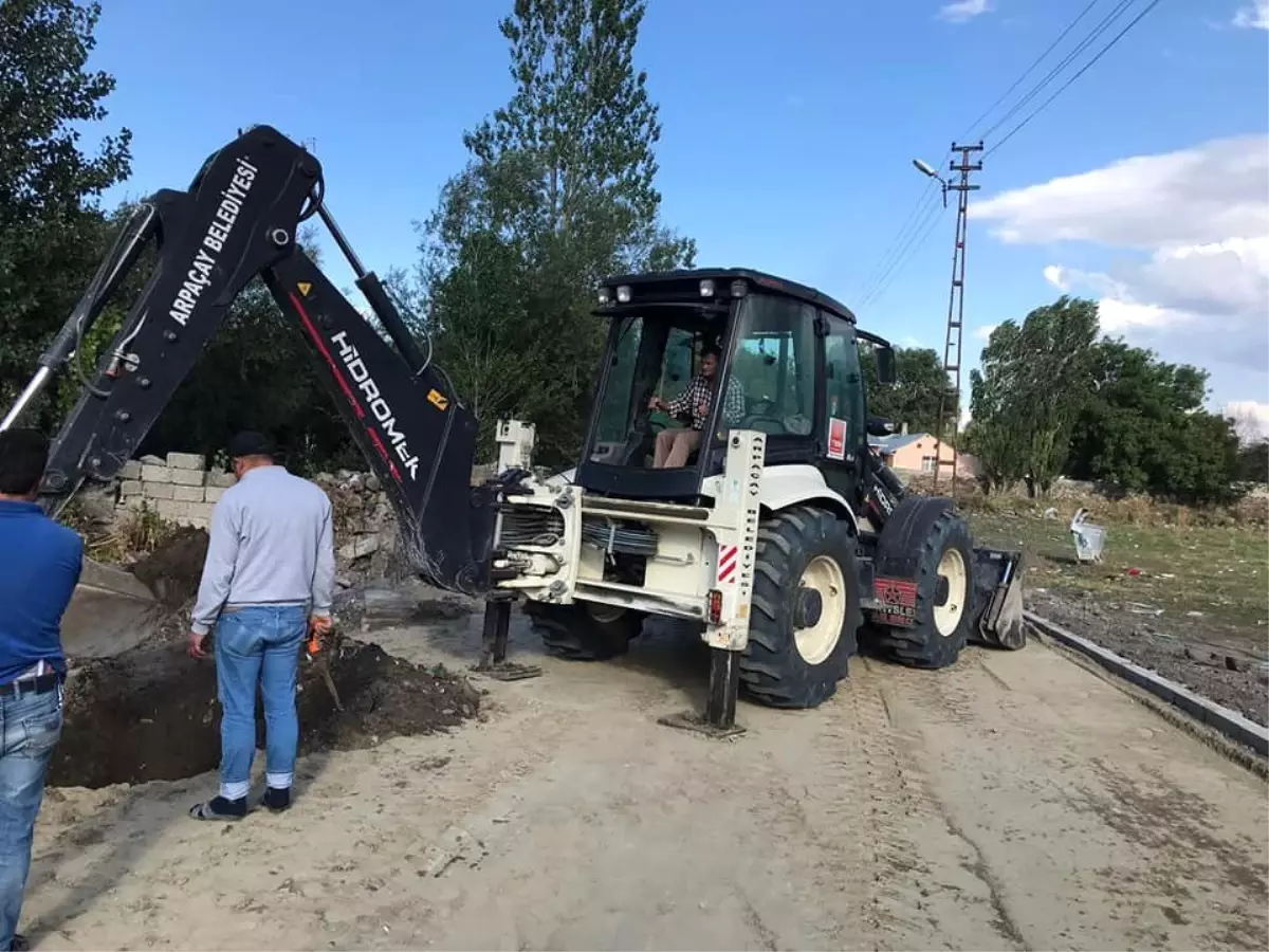 Başkan Altay, işçilerle parke taş döşedi
