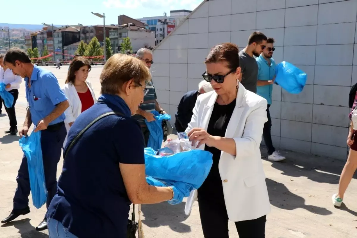Başkan Köse, kent meydanında temizlik yaptı