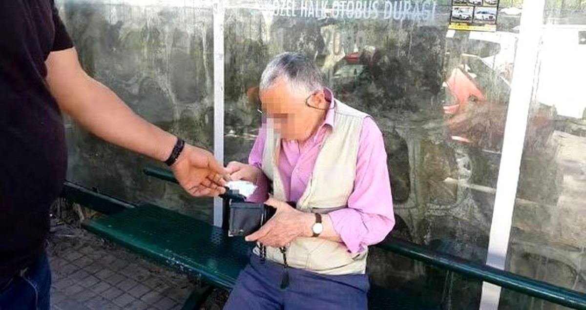 Durakta çocuklara cinsel tacizde bulunan yaşlı adam, gözaltına alındı