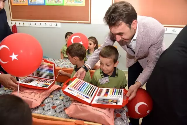 Dursunbey'de öğrencilere kırtasiye seti