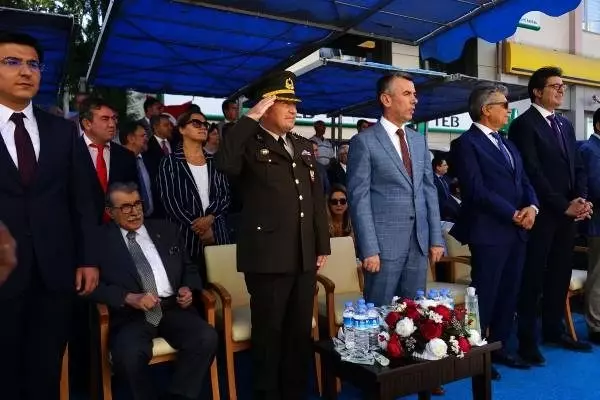 Edremit'in kurtuluşunun 97'nci yıl dönümü kutlandı Edremit'in kurtuluşunun 97'nci yıl dönümü kutlandı