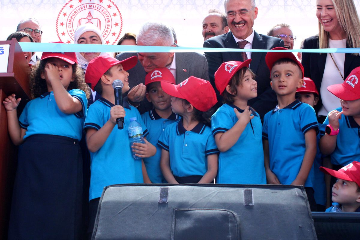 Erdoğan'dan, 'Yıldırım'ı çok seviyorum' diyen öğrenciye: Ama sen beni kıskandırıyorsun