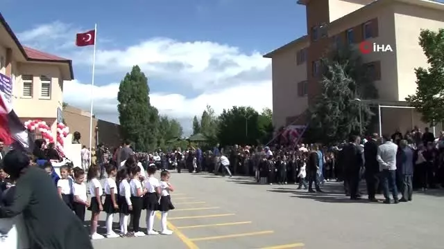 Erzurum'da ders zilini Vali Memiş çaldı, 150 bin öğrenci ders başı yaptı Erzurum'da ders zilini Vali Memiş çaldı, 150 bin öğrenci ders başı yaptı