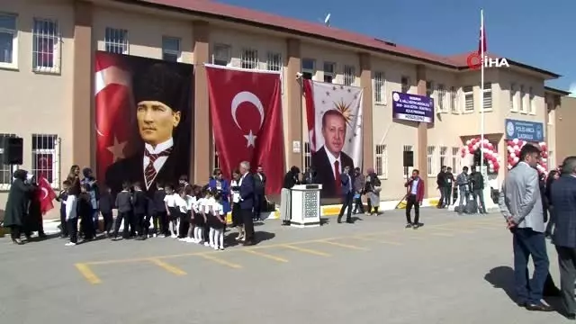 Erzurum'da ders zilini Vali Memiş çaldı, 150 bin öğrenci ders başı yaptı Erzurum'da ders zilini Vali Memiş çaldı, 150 bin öğrenci ders başı yaptı