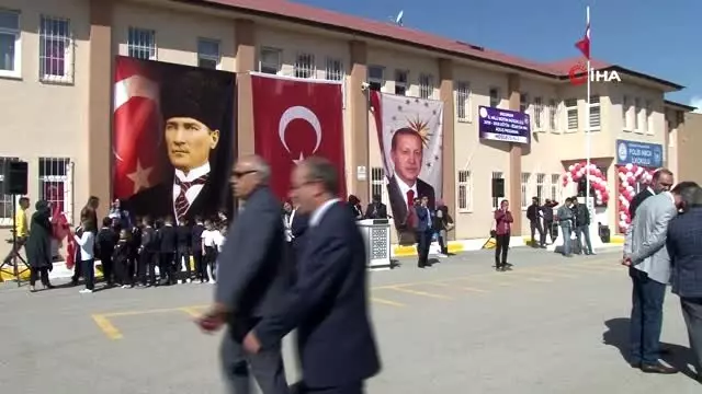 Erzurum'da ders zilini Vali Memiş çaldı, 150 bin öğrenci ders başı yaptı Erzurum'da ders zilini Vali Memiş çaldı, 150 bin öğrenci ders başı yaptı