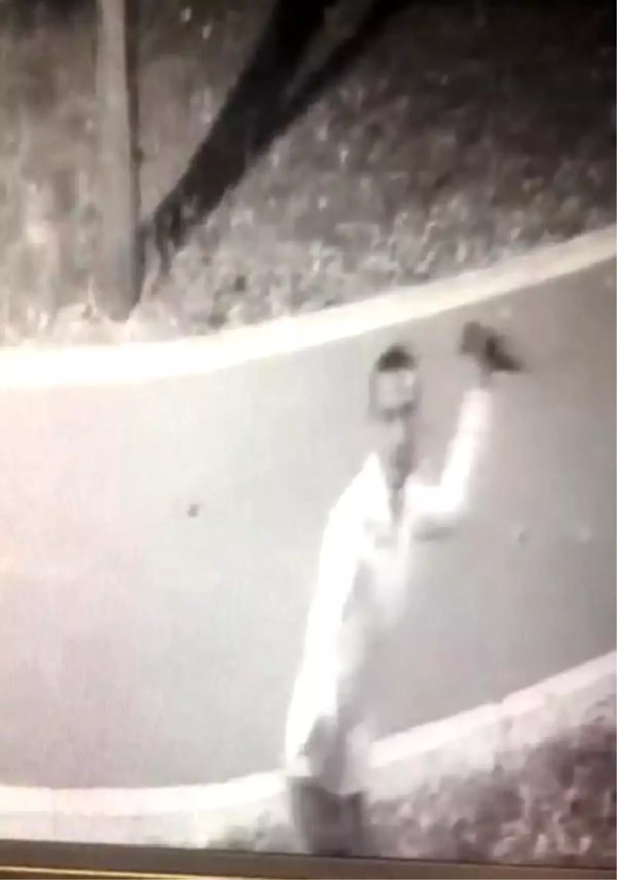 Güvenlik kamerasına içki şişesi atan şüpheliye gözaltı