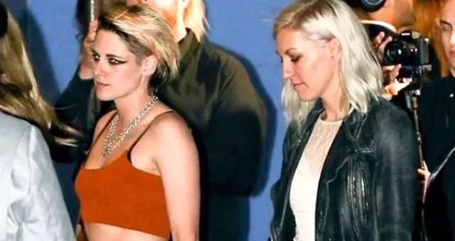 Güzel oyuncu Kristen Stewart, yeni kız arkadaşıyla festivale el ele tutuşarak geldi Güzel oyuncu Kristen Stewart, yeni kız arkadaşıyla festivale el ele tutuşarak geldi